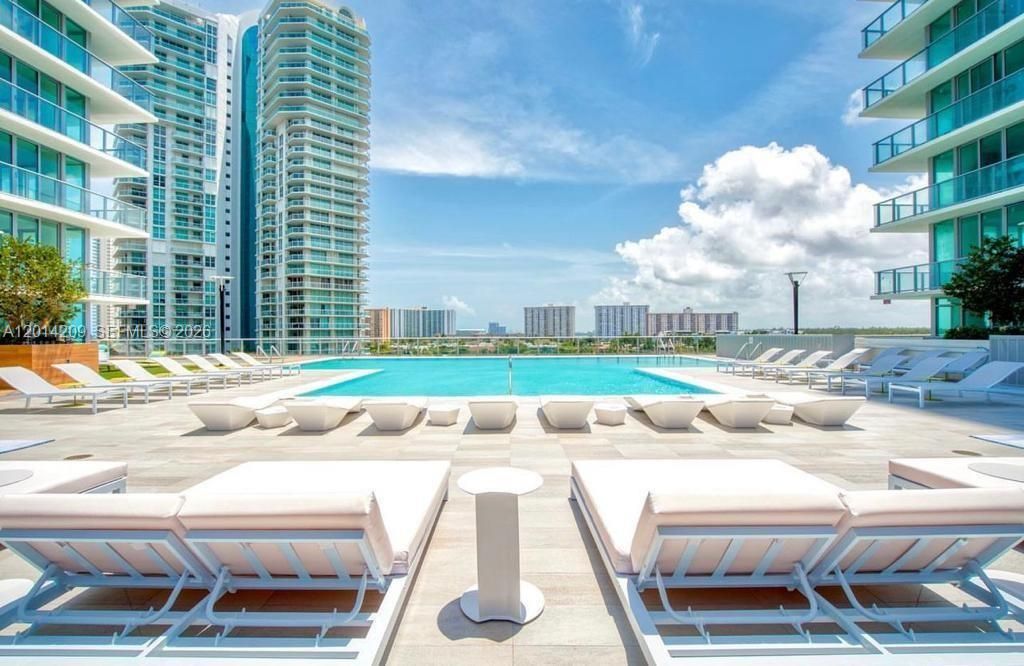 For Sale: $1,889,000 (3 beds, 3 baths, 1892 Square Feet)