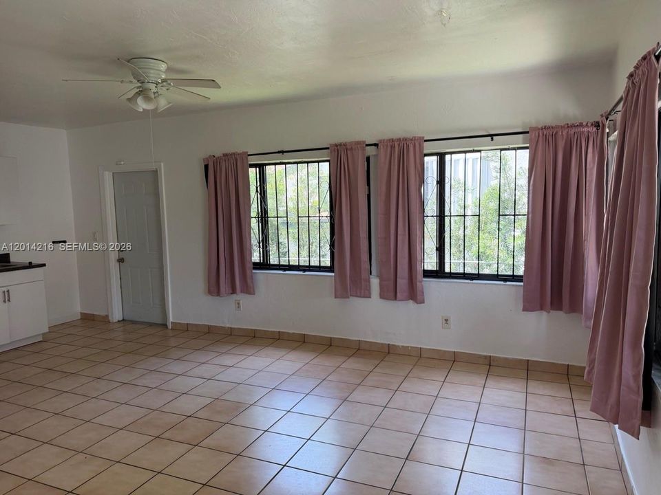 Activo con contrato: $1,995 (2 camas, 1 baños, 950 Pies cuadrados)