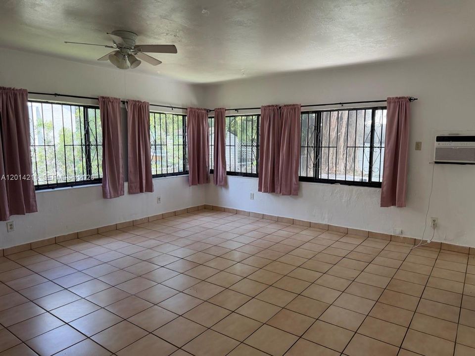 Activo con contrato: $1,995 (2 camas, 1 baños, 950 Pies cuadrados)
