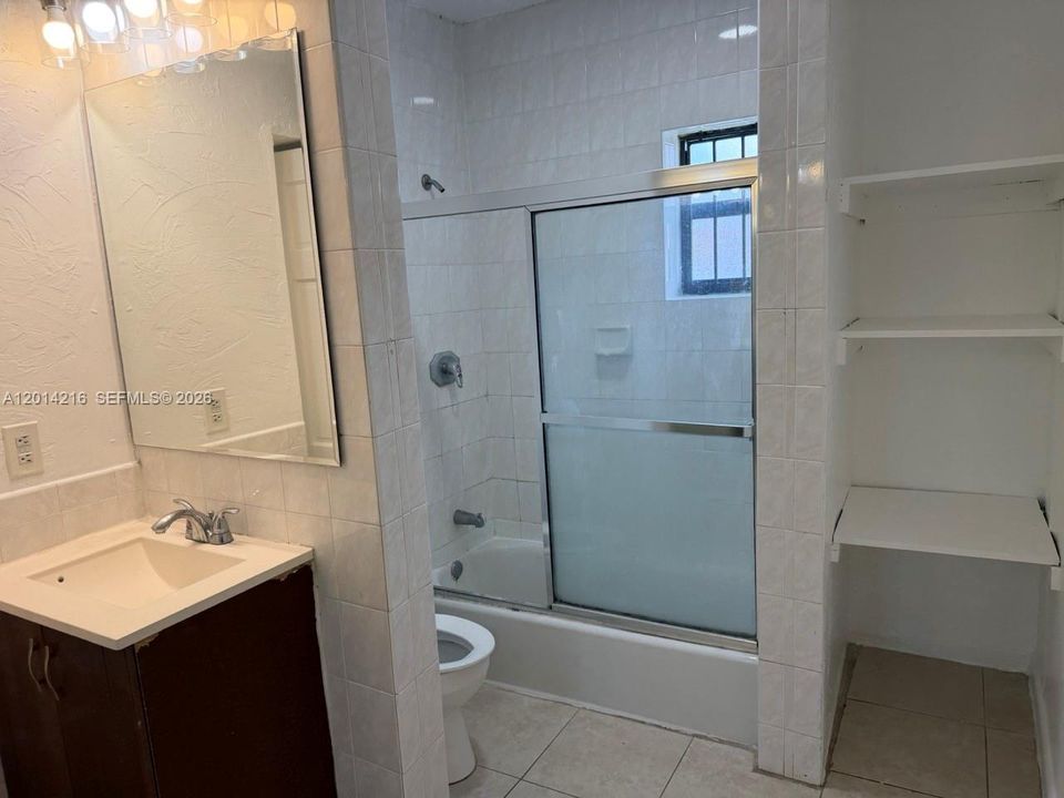 Activo con contrato: $1,995 (2 camas, 1 baños, 950 Pies cuadrados)