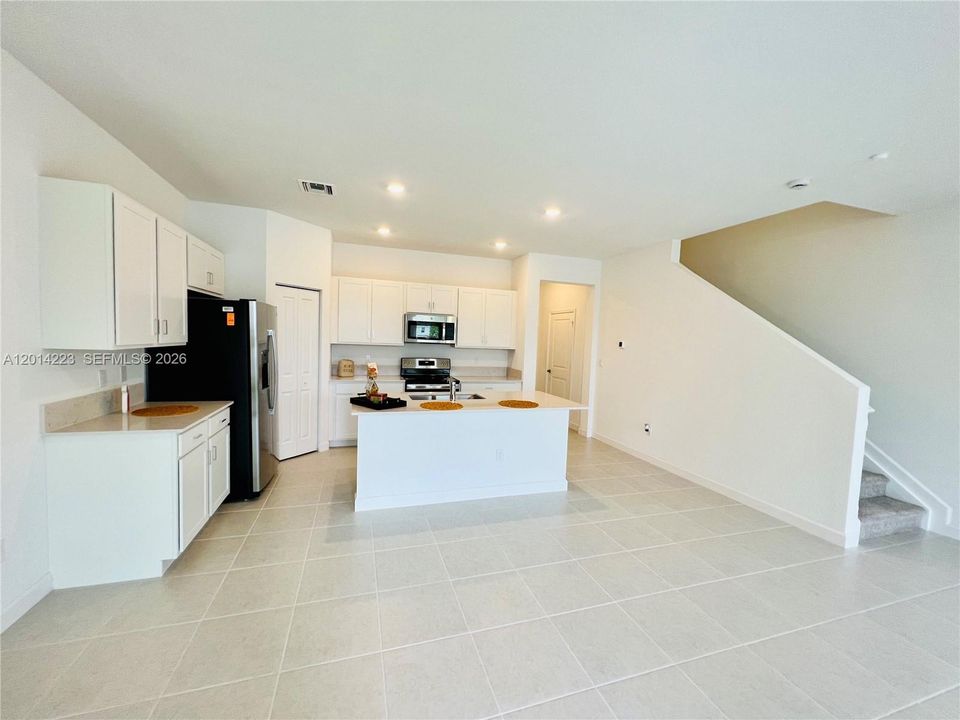 For Rent: $3,000 (3 beds, 2 baths, 1690 Square Feet)