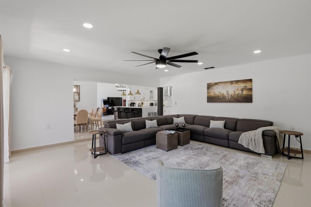 027-054-Family Room-4200x2800