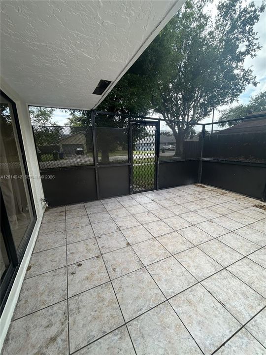 Под контрактом: $2,499 (3 спален, 2 ванн, 1220 Квадратных фут)