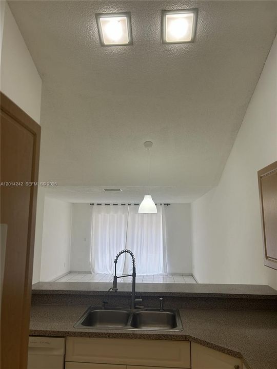 Под контрактом: $2,499 (3 спален, 2 ванн, 1220 Квадратных фут)
