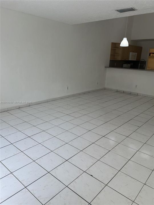 Под контрактом: $2,499 (3 спален, 2 ванн, 1220 Квадратных фут)