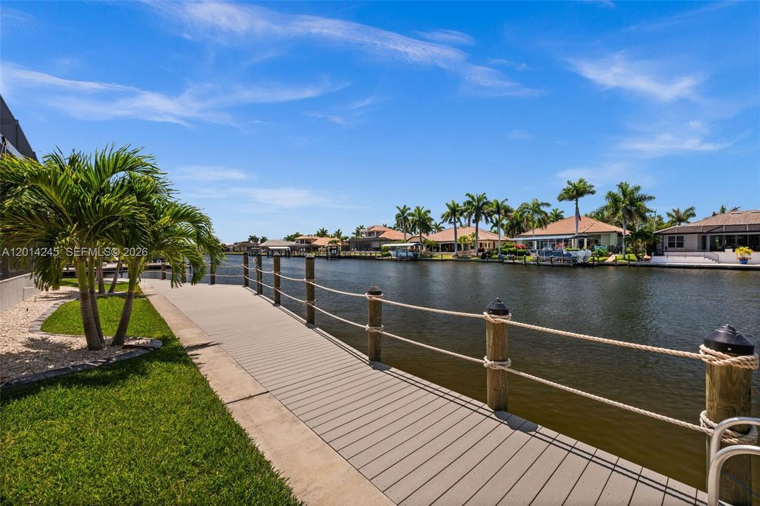 Captains walk designed to accommodate up to 44' yachts in a floating slip