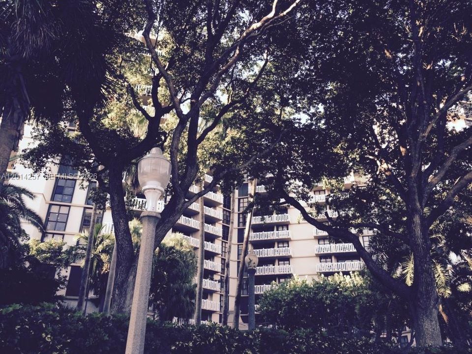 Active With Contract: $5,750 (2 beds, 2 baths, 1409 Square Feet)