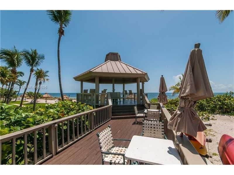Active With Contract: $5,750 (2 beds, 2 baths, 1409 Square Feet)