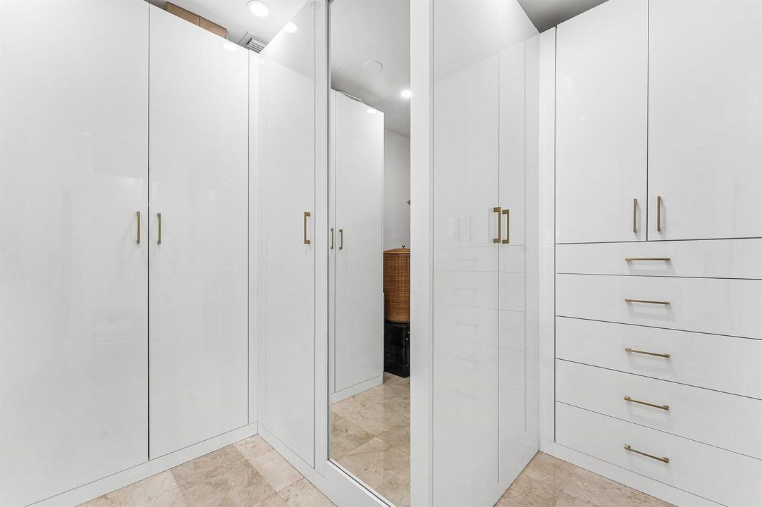19HendricksIsle-101-Primary Closet