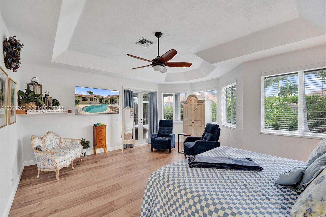 For Sale: $1,400,000 (5 beds, 3 baths, 3233 Square Feet)