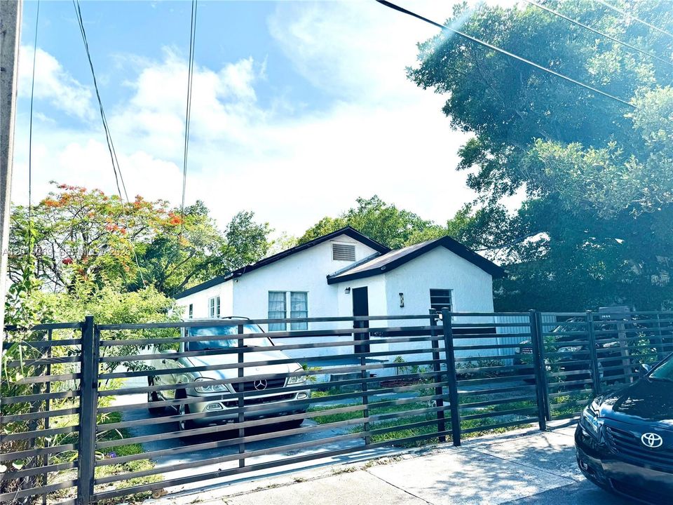 For Sale: $499,900 (4 beds, 3 baths, 1225 Square Feet)
