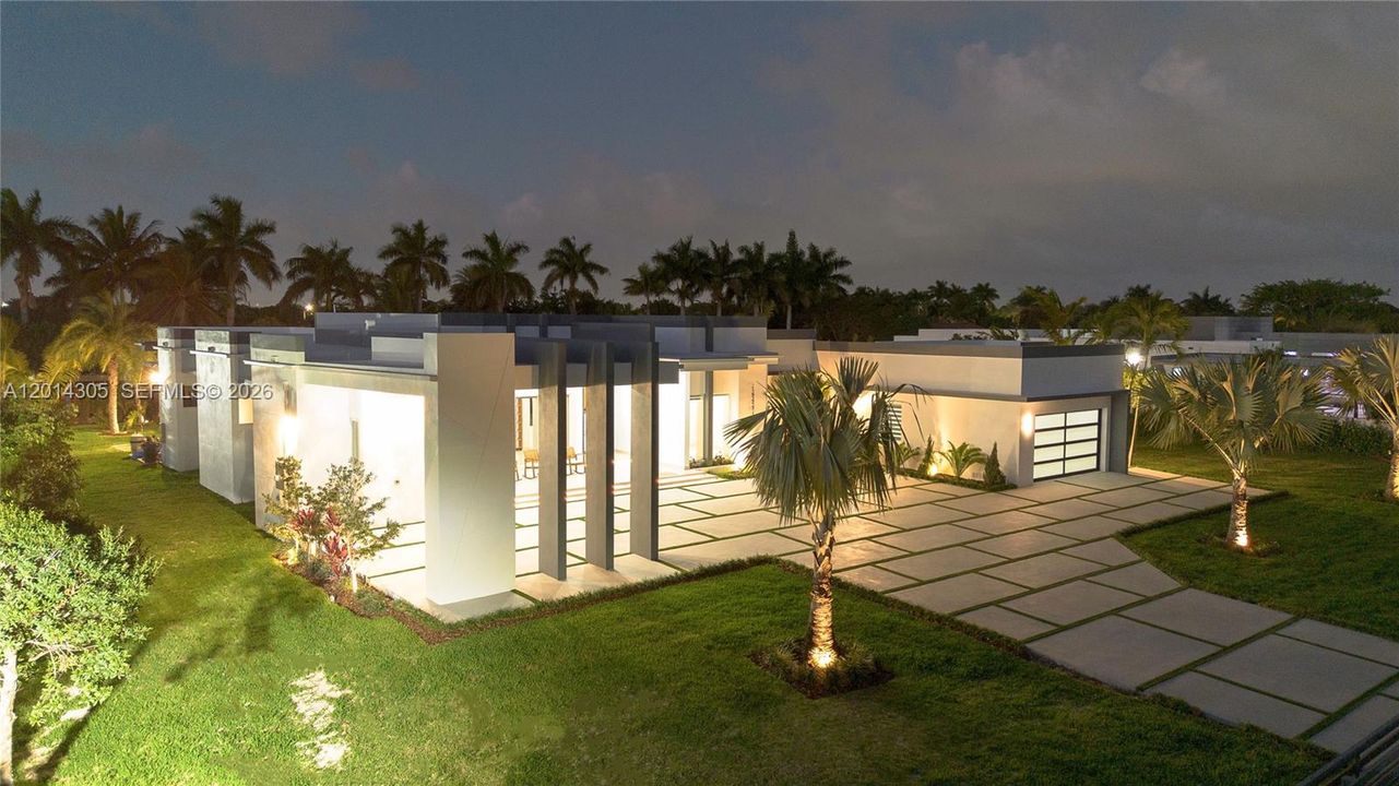 For Sale: $2,750,000 (5 beds, 5 baths, 3600 Square Feet)