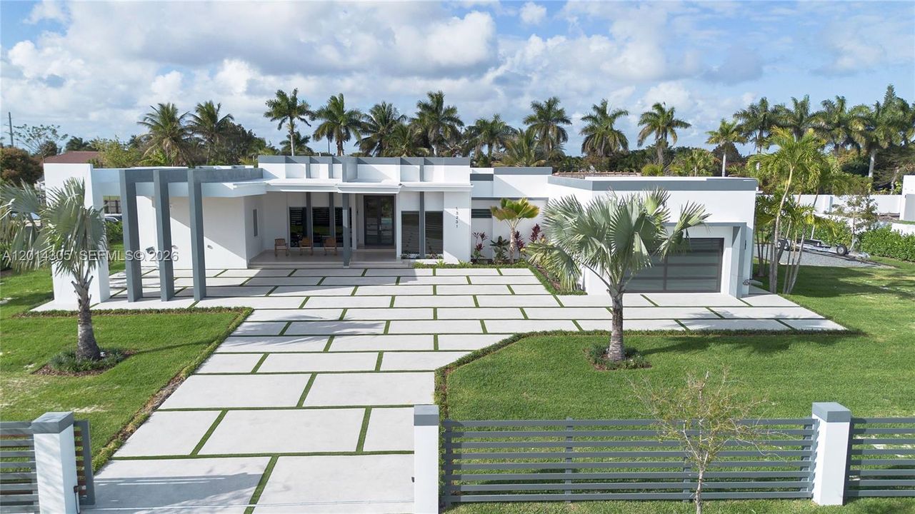 For Sale: $2,750,000 (5 beds, 5 baths, 3600 Square Feet)