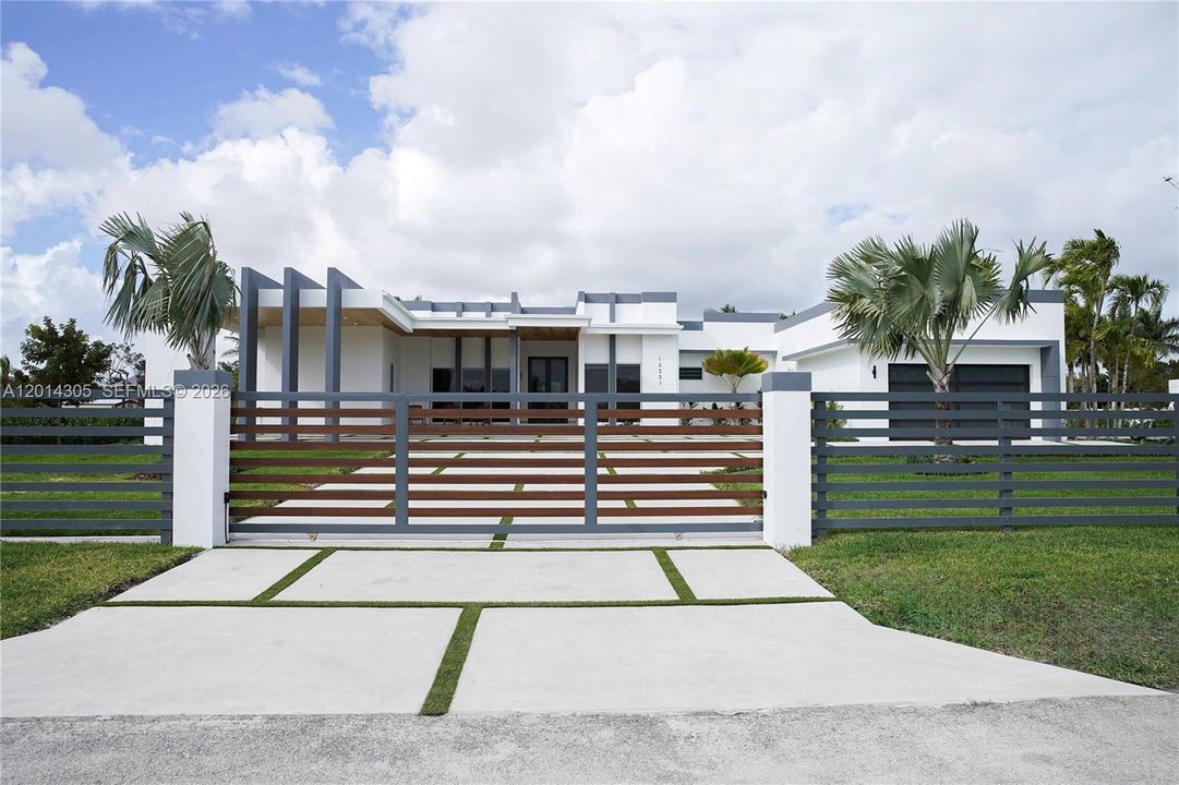 For Sale: $2,750,000 (5 beds, 5 baths, 3600 Square Feet)