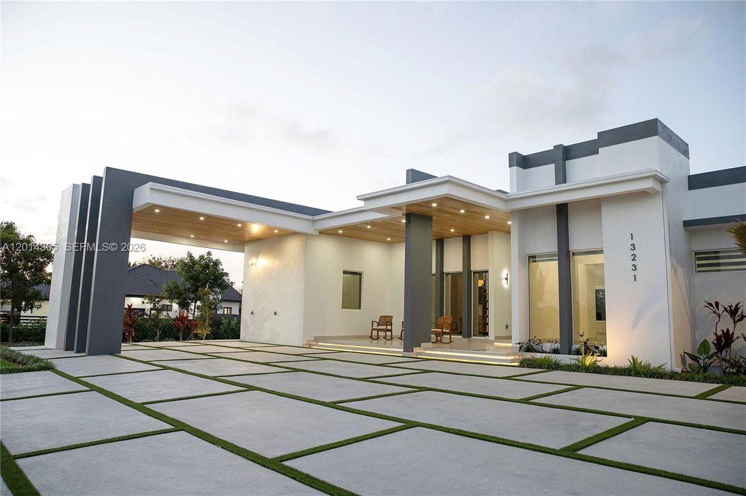 For Sale: $2,750,000 (5 beds, 5 baths, 3600 Square Feet)