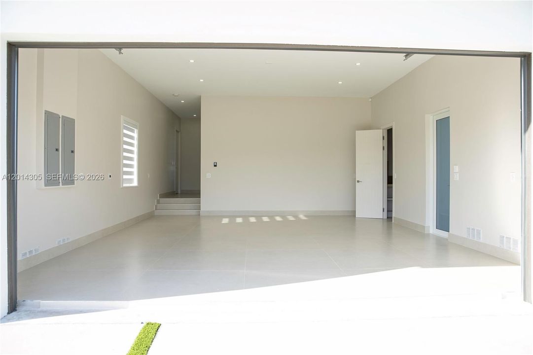 For Sale: $2,750,000 (5 beds, 5 baths, 3600 Square Feet)