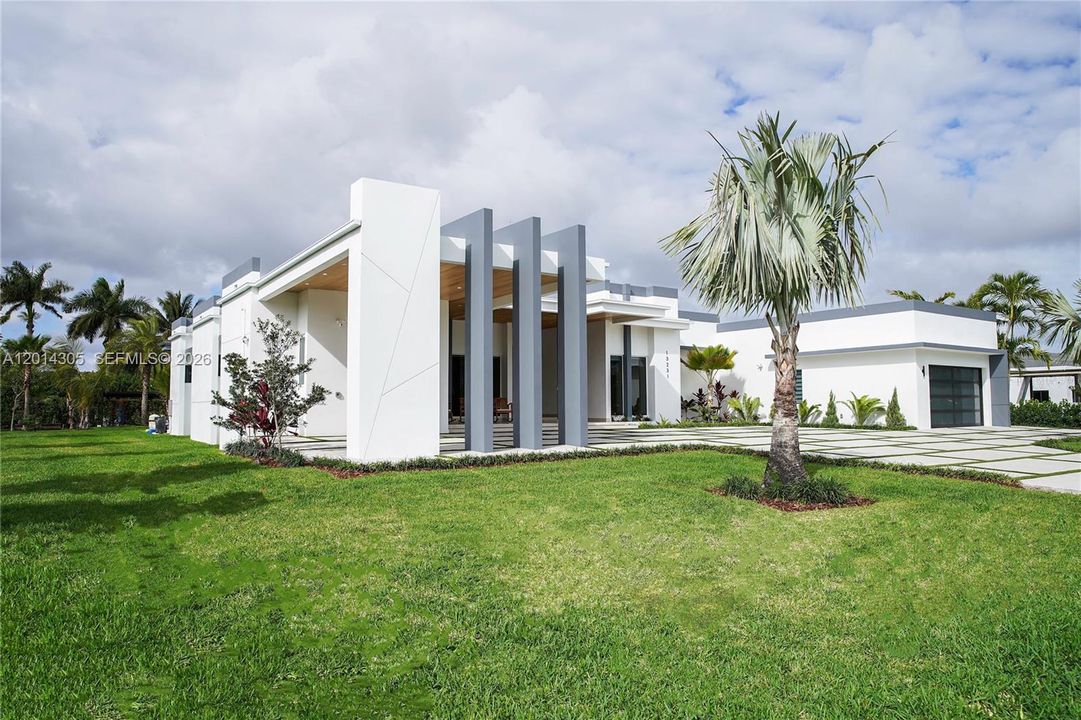 For Sale: $2,750,000 (5 beds, 5 baths, 3600 Square Feet)