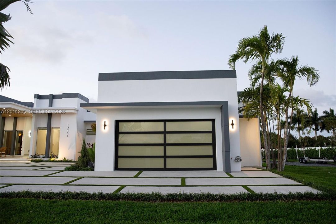 For Sale: $2,750,000 (5 beds, 5 baths, 3600 Square Feet)