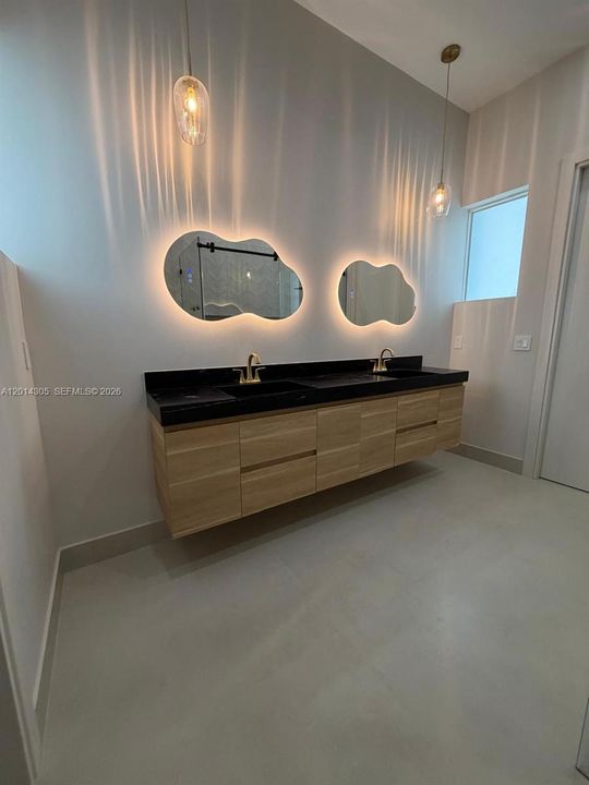 For Sale: $2,750,000 (5 beds, 5 baths, 3600 Square Feet)