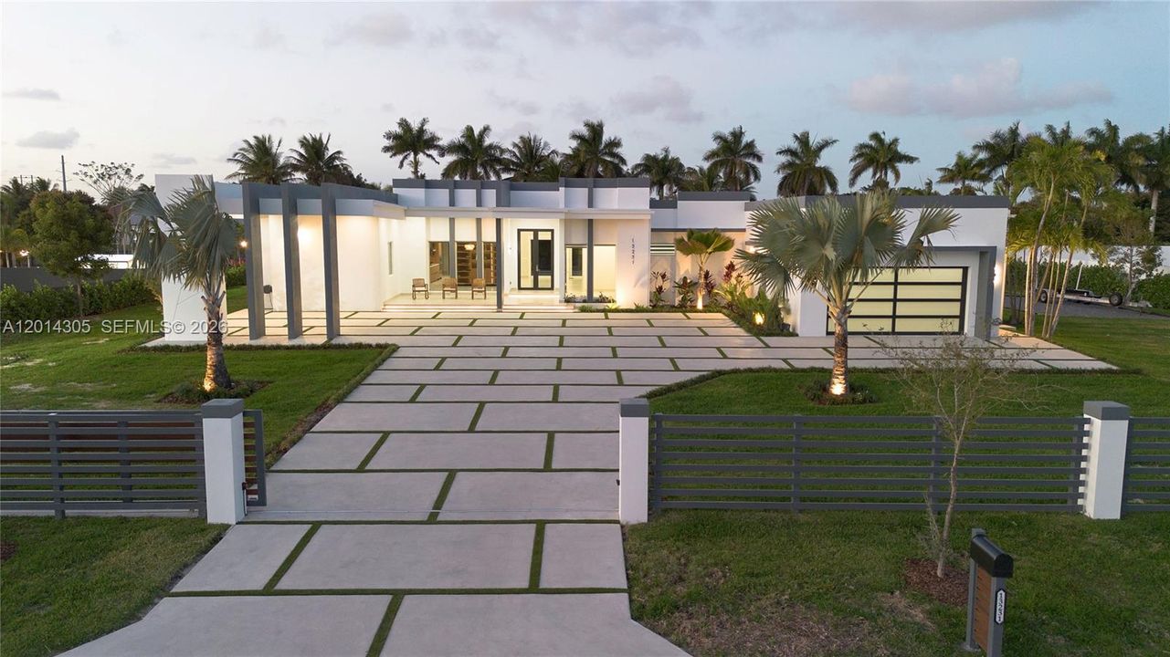 For Sale: $2,750,000 (5 beds, 5 baths, 3600 Square Feet)