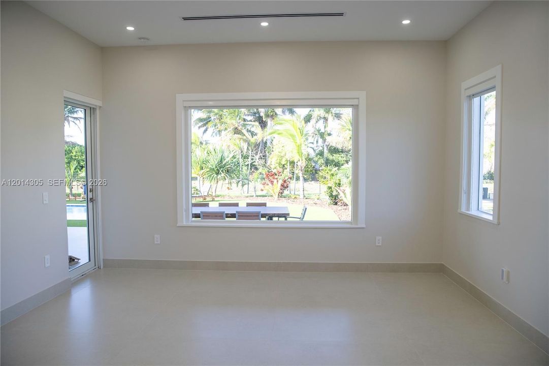 For Sale: $2,750,000 (5 beds, 5 baths, 3600 Square Feet)