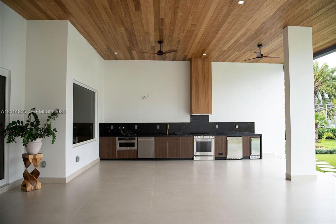 For Sale: $2,750,000 (5 beds, 5 baths, 3600 Square Feet)