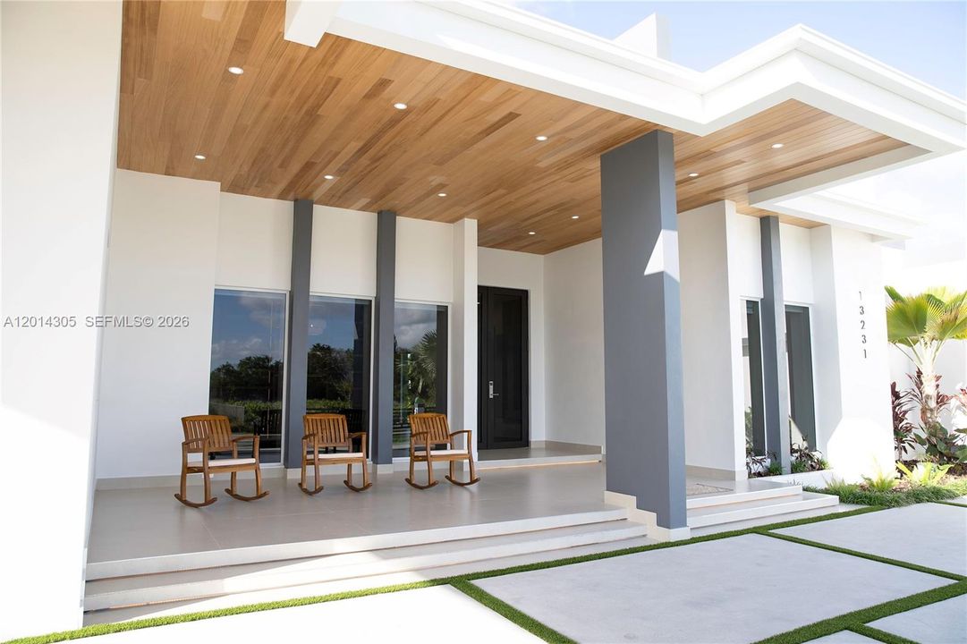 For Sale: $2,750,000 (5 beds, 5 baths, 3600 Square Feet)