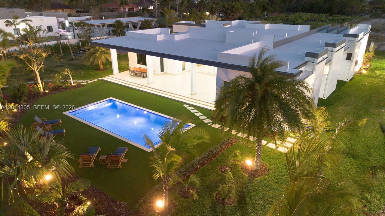For Sale: $2,750,000 (5 beds, 5 baths, 3600 Square Feet)