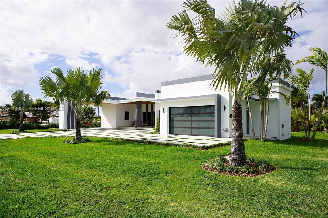 For Sale: $2,750,000 (5 beds, 5 baths, 3600 Square Feet)