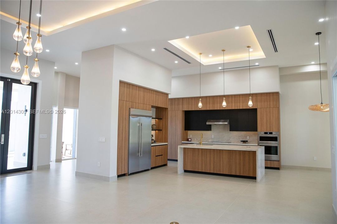 For Sale: $2,750,000 (5 beds, 5 baths, 3600 Square Feet)