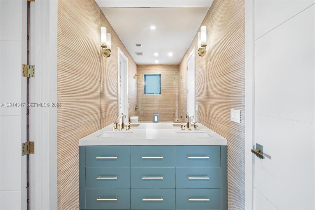 En Venta: $4,999,000 (6 camas, 5 baños, 4077 Pies cuadrados)