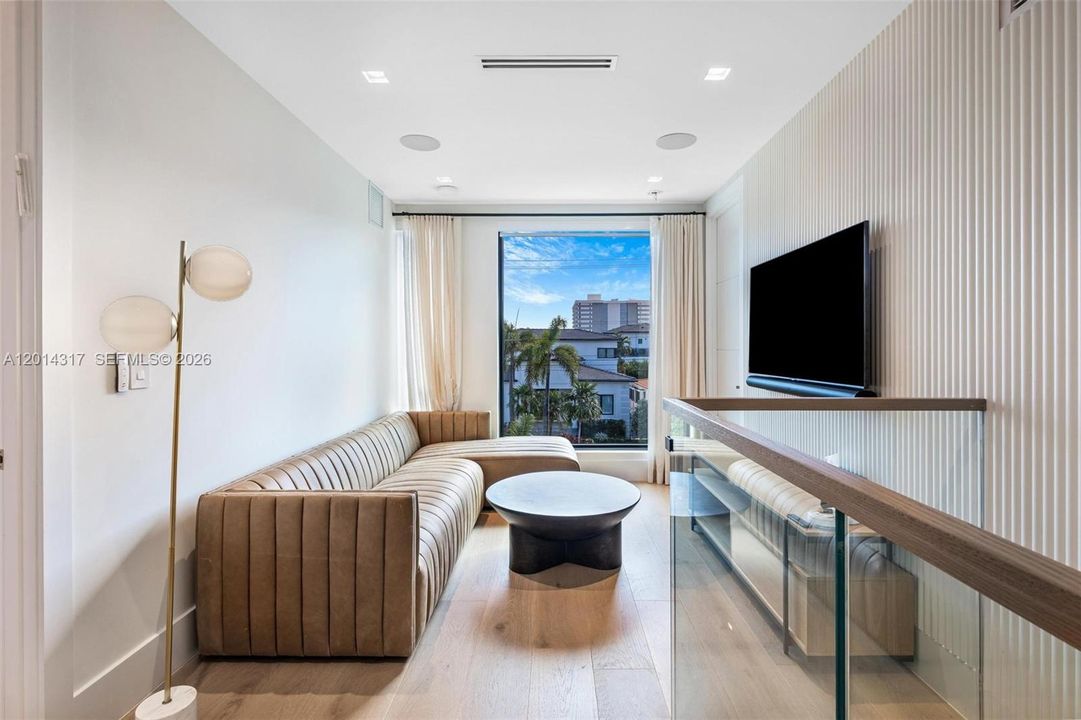 En Venta: $4,999,000 (6 camas, 5 baños, 4077 Pies cuadrados)