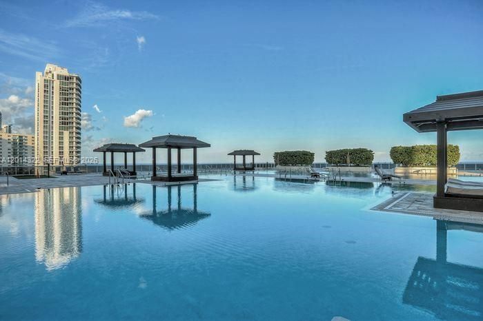 For Sale: $1,150,000 (3 beds, 3 baths, 1571 Square Feet)