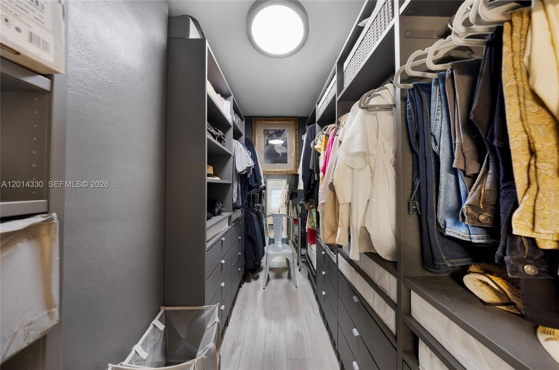 Active With Contract: $3,100 (1 beds, 1 baths, 850 Square Feet)