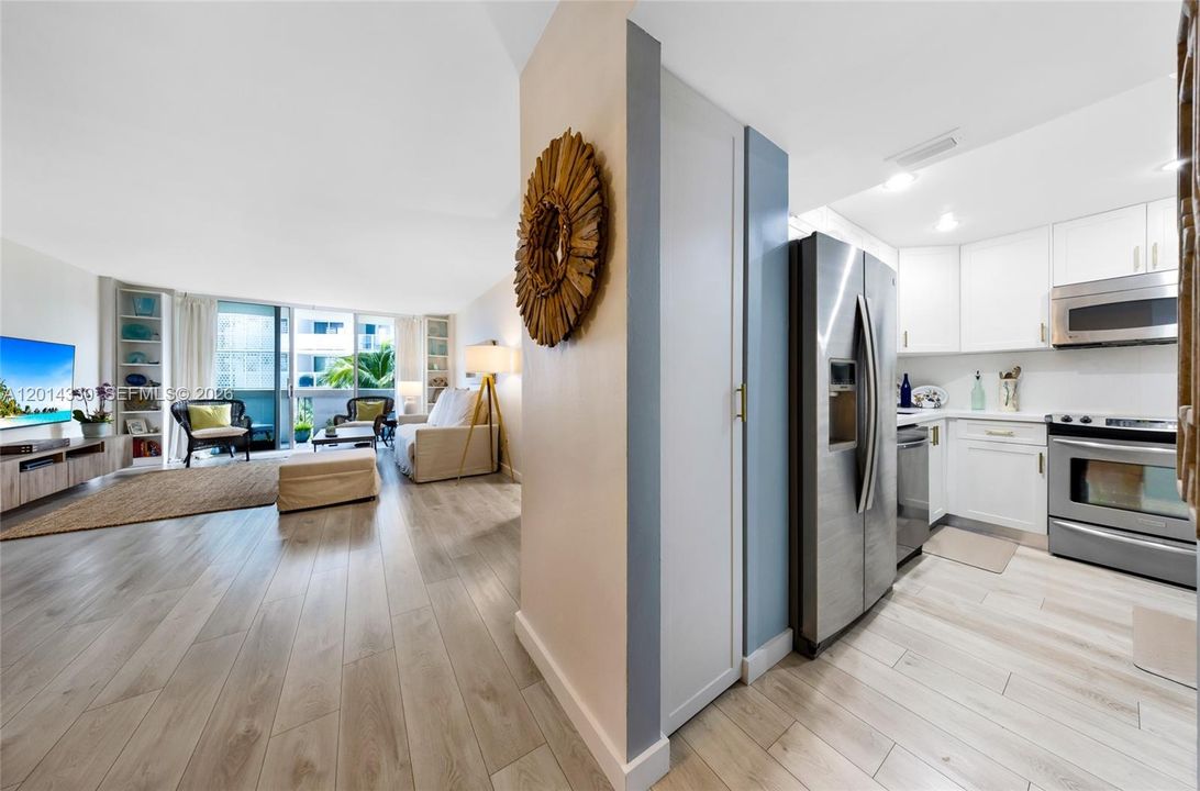 Active With Contract: $3,100 (1 beds, 1 baths, 850 Square Feet)
