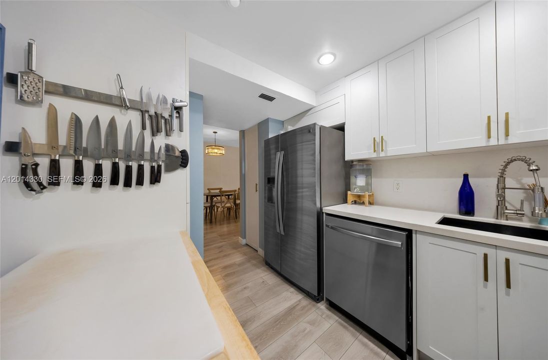 Active With Contract: $3,100 (1 beds, 1 baths, 850 Square Feet)