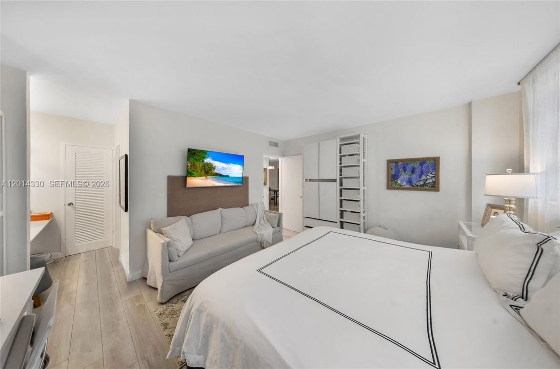 Active With Contract: $3,100 (1 beds, 1 baths, 850 Square Feet)