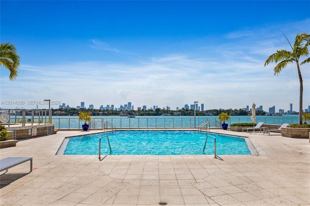 Active With Contract: $3,100 (1 beds, 1 baths, 850 Square Feet)