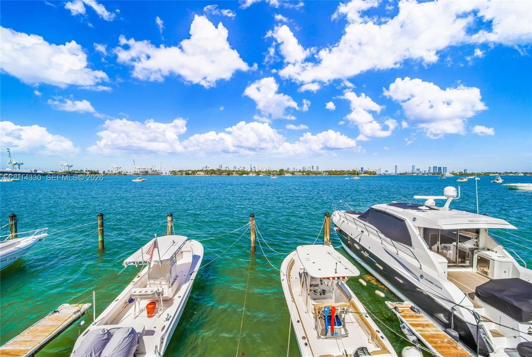 Active With Contract: $3,100 (1 beds, 1 baths, 850 Square Feet)