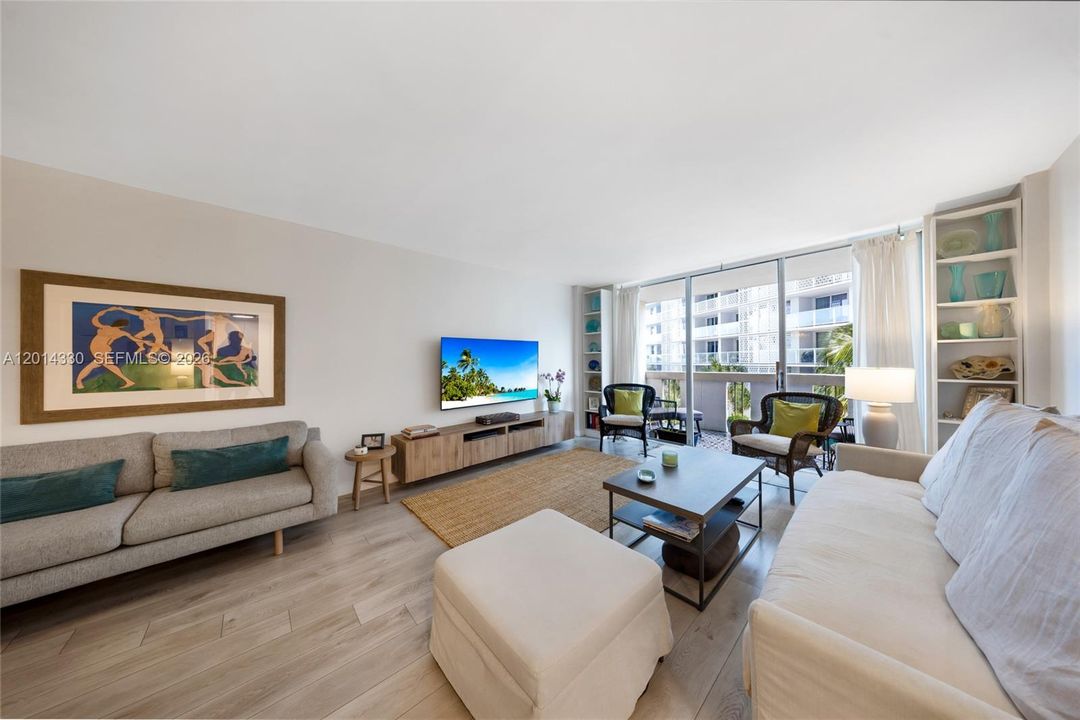 Active With Contract: $3,100 (1 beds, 1 baths, 850 Square Feet)