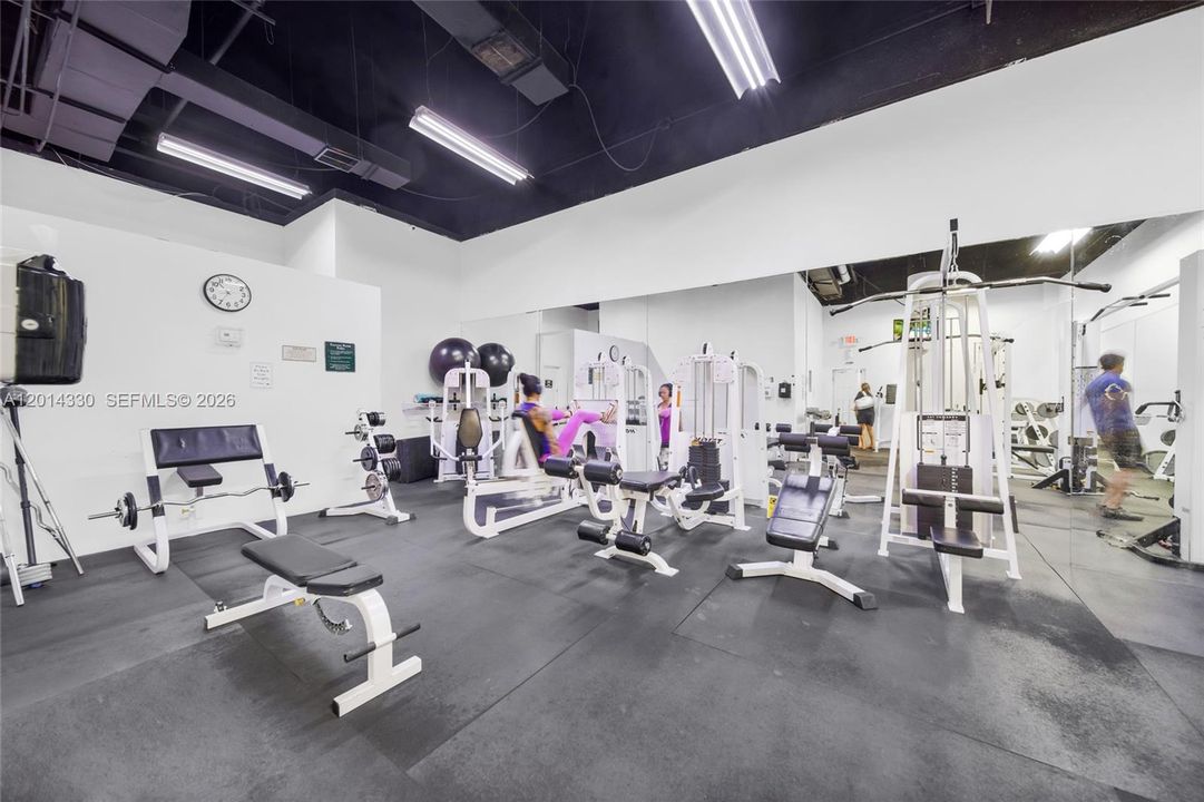 Active With Contract: $3,100 (1 beds, 1 baths, 850 Square Feet)