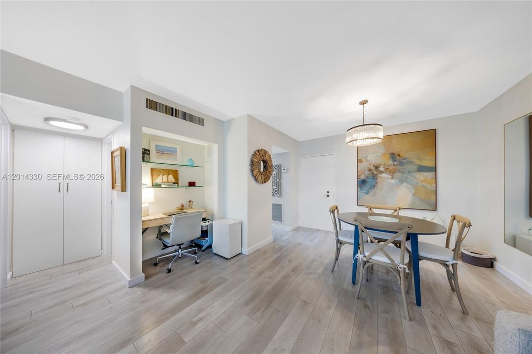 Active With Contract: $3,100 (1 beds, 1 baths, 850 Square Feet)
