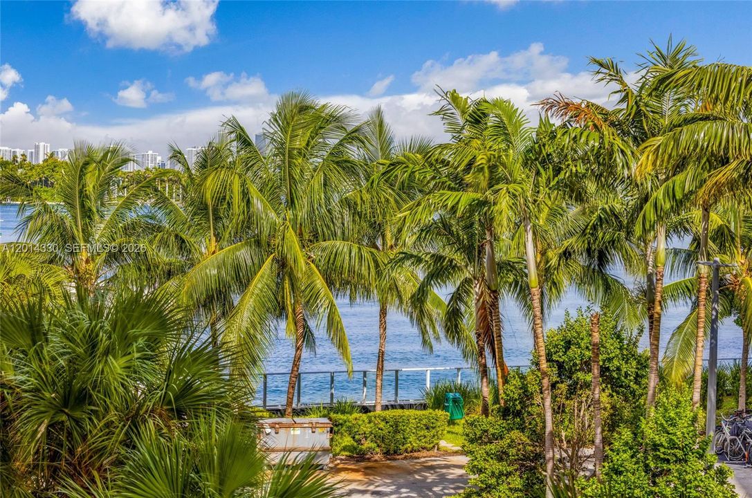 Active With Contract: $3,100 (1 beds, 1 baths, 850 Square Feet)