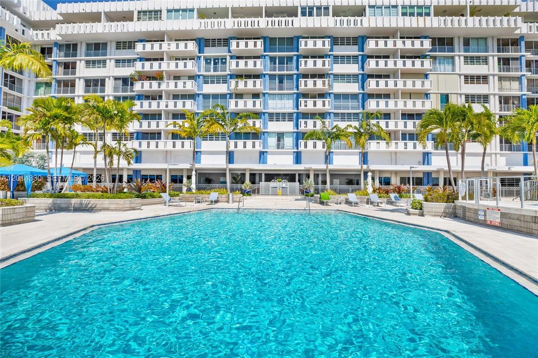 Active With Contract: $3,100 (1 beds, 1 baths, 850 Square Feet)