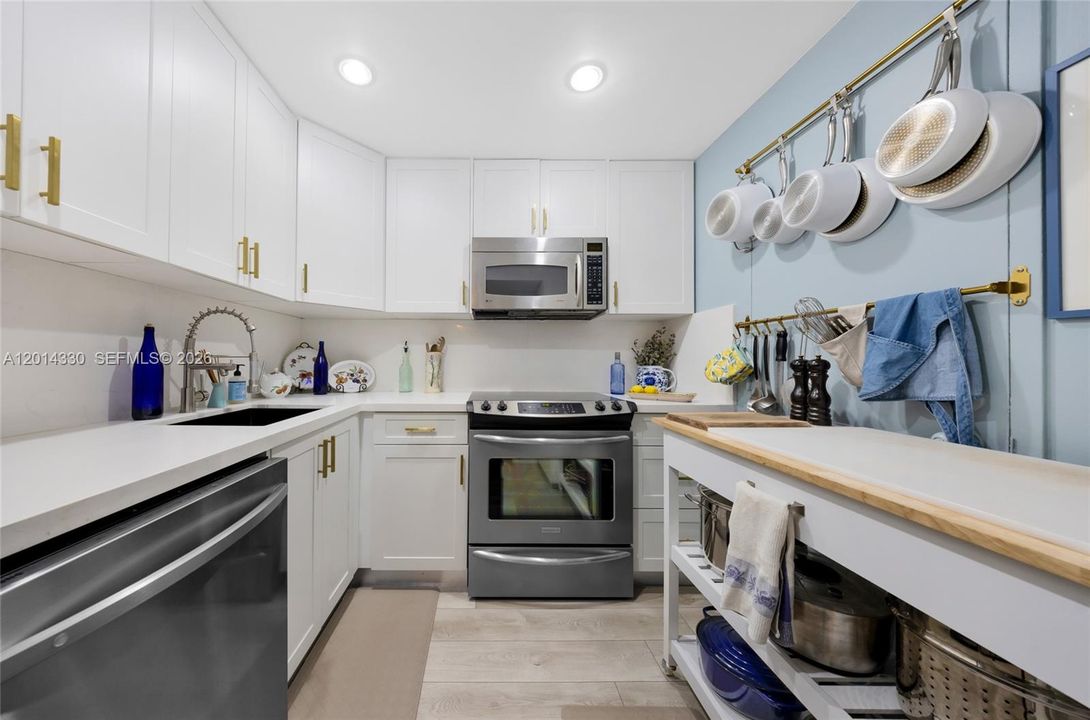 Active With Contract: $3,100 (1 beds, 1 baths, 850 Square Feet)