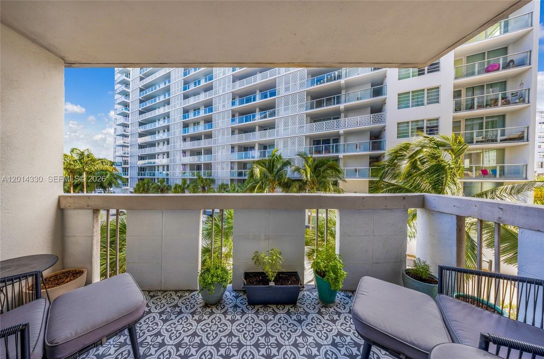 Active With Contract: $3,100 (1 beds, 1 baths, 850 Square Feet)