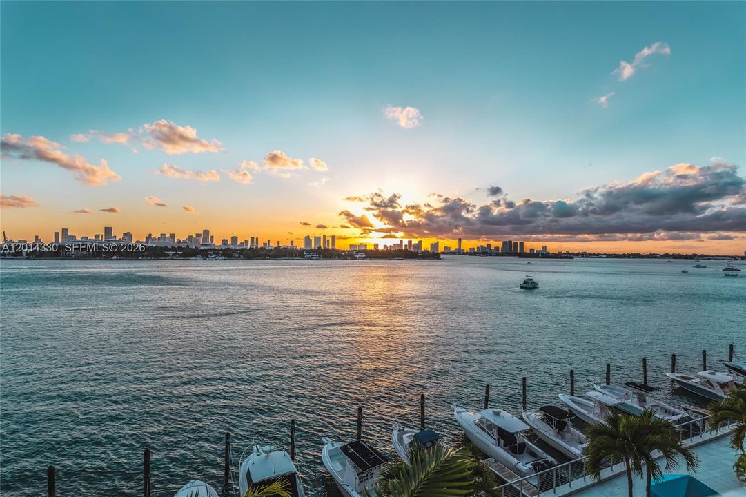 Active With Contract: $3,100 (1 beds, 1 baths, 850 Square Feet)