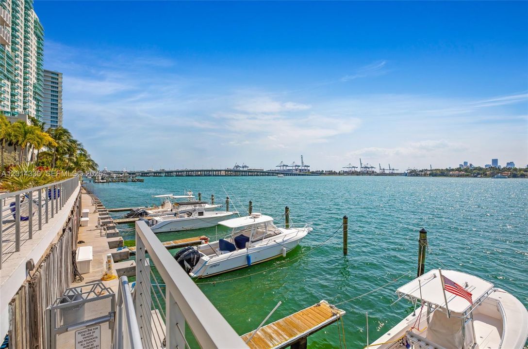 Active With Contract: $3,100 (1 beds, 1 baths, 850 Square Feet)