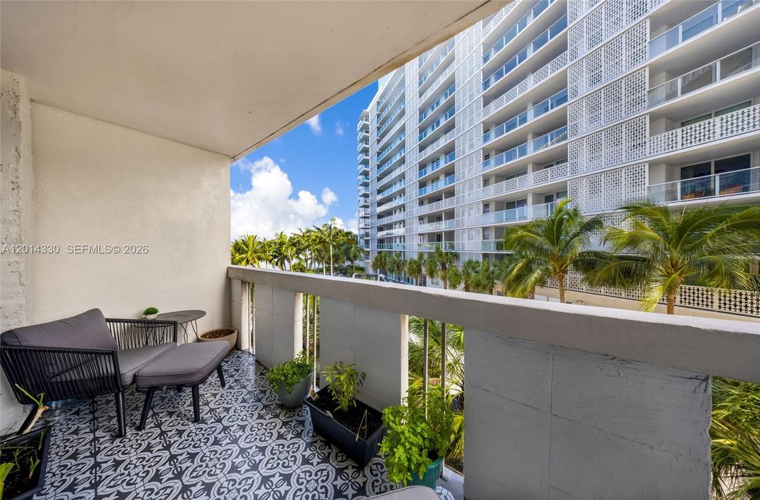 Active With Contract: $3,100 (1 beds, 1 baths, 850 Square Feet)