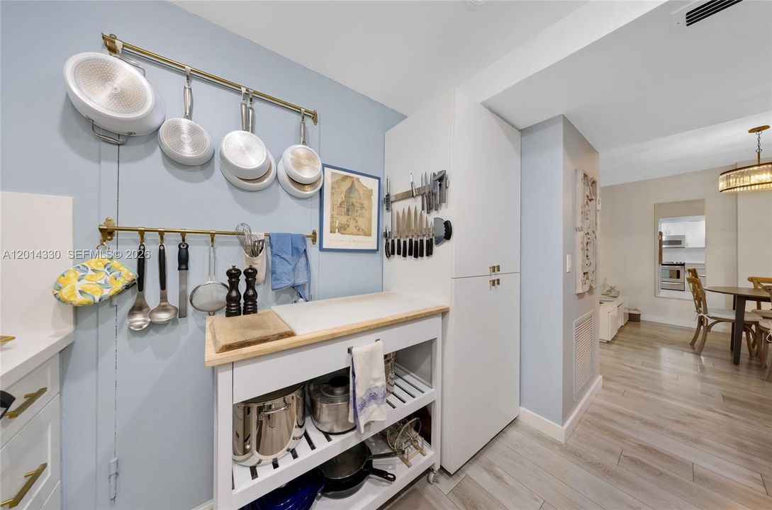 Active With Contract: $3,100 (1 beds, 1 baths, 850 Square Feet)